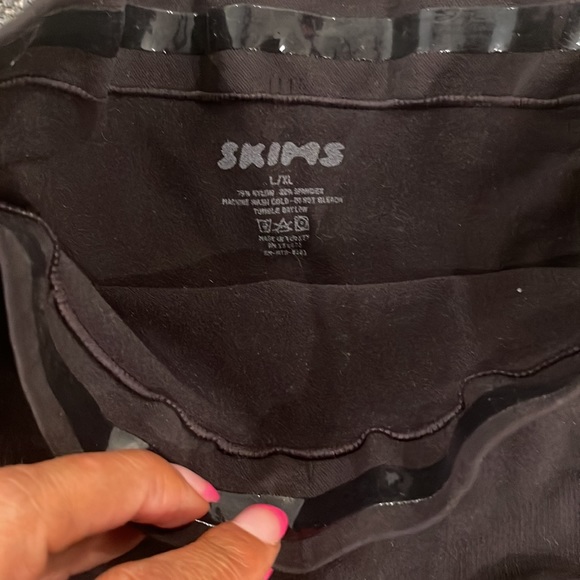 Black two-piece SKIMS set - Picture 4 of 7